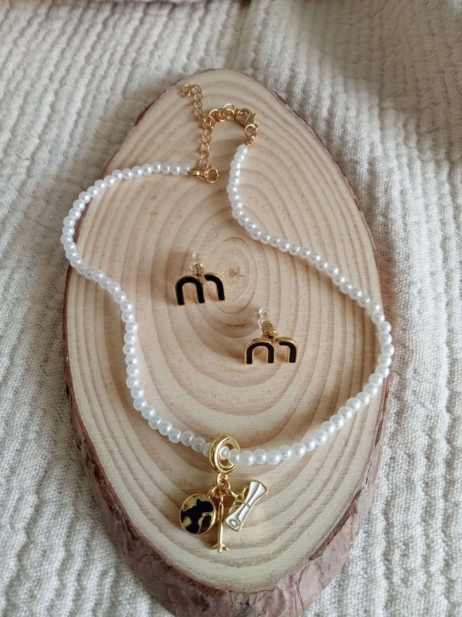 Conjunto de pendientes y collar
